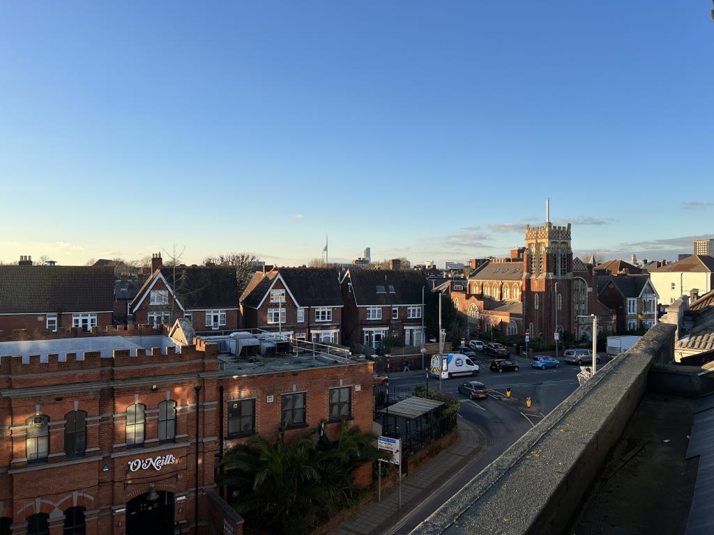 Lot: 22 - ONE-BEDROOM FLAT FOR INVESTMENT OR OCCUPATION - View across Southsea towards Spinnaker Tower